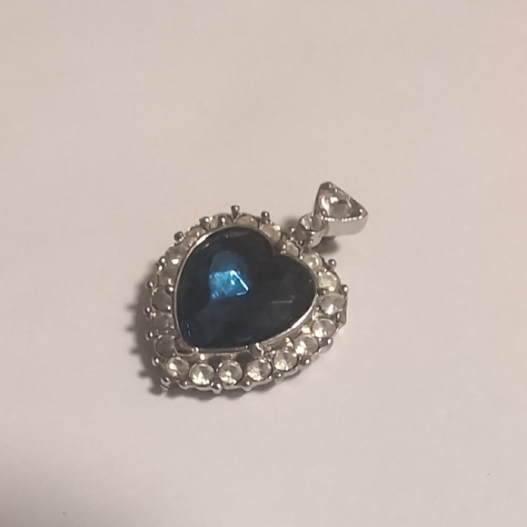 Elegant‎ Silver Heart Pendant with Blue Gemstone - Picture 2 of 4